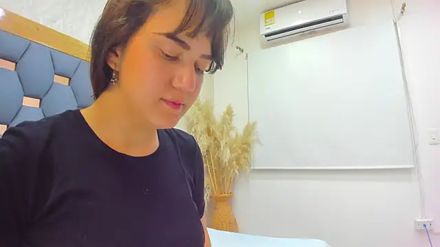 juliette pretty  online show from November 4, 7:17 pm