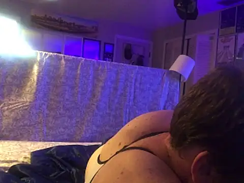 Snapshot of lilthicky352 chatting on October 28, 3:29 am lilthicky352 online show from October 28, 3:29 am