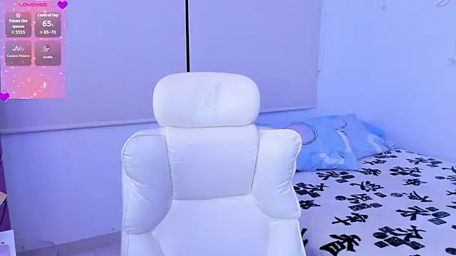 Snapshot of Lilith_Raven_ chatting on December 14, 3:02 am Lilith Raven online show from December 14, 3:02 am