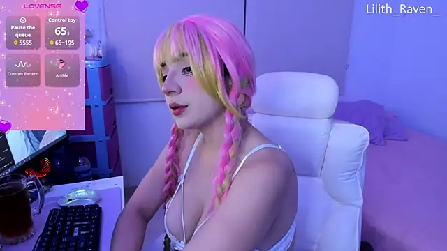 Snapshot of Lilith_Raven_ chatting on November 28, 4:12 am Lilith Raven online show from November 28, 4:12 am