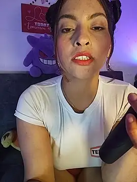 Fox Roxxan online show from April 5, 1:45 am