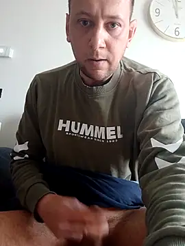 Snapshot of Alessio1987 chatting on February 28, 10:59 am Alessio1987 online show from February 28, 10:59 am