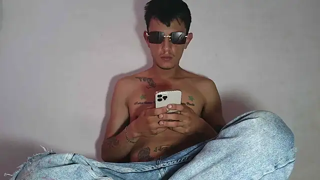 andrewcoopper1 online show from January 31, 7:12 pm