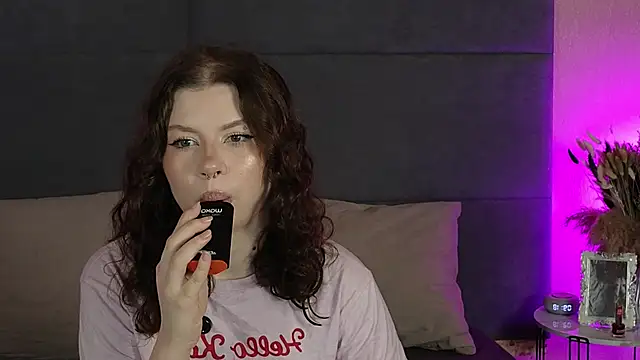 Snapshot of RianaRey chatting on June 19, 6:19 am RianaRey online show from June 19, 6:19 am