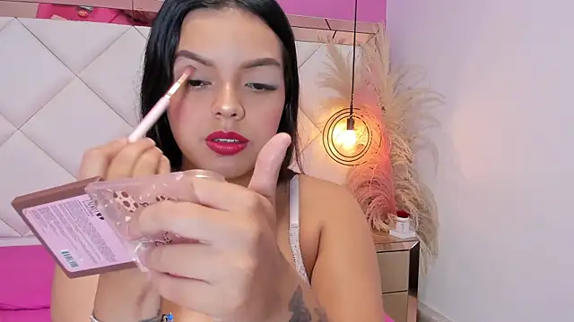 Snapshot of Lucianaa_Collins chatting on October 27, 1:12 pm Lucianaa Collins online show from October 27, 1:12 pm