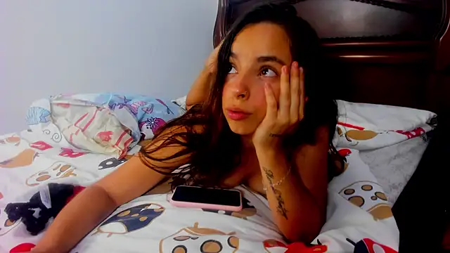 Snapshot of Emma_Valencia_001 chatting on June 20, 3:44 am Emma Valencia 001 online show from June 20, 3:44 am