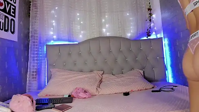 Snapshot of Miss-Alicia chatting on December 3, 2:12 am Miss-Alicia online show from December 3, 2:12 am