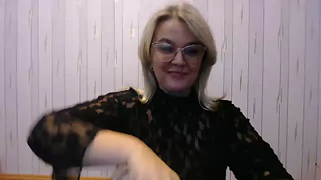 Snapshot of EleanoraDream chatting on October 14, 3:12 pm EleanoraDream online show from October 14, 3:12 pm