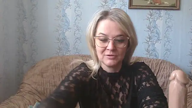 Snapshot of EleanoraDream chatting on September 18, 8:17 am EleanoraDream online show from September 18, 8:17 am