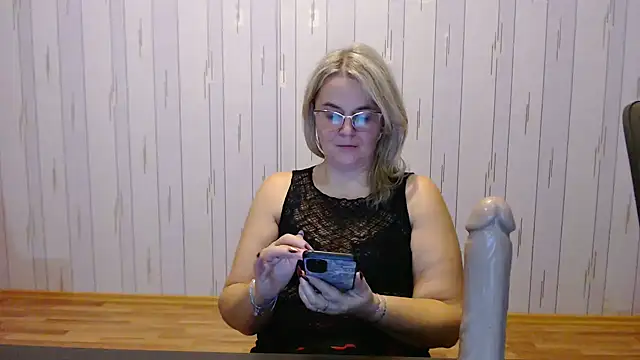 Snapshot of EleanoraDream chatting on November 11, 6:25 pm EleanoraDream online show from November 11, 6:25 pm