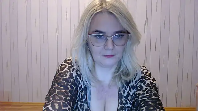 Snapshot of EleanoraDream chatting on November 18, 2:53 pm EleanoraDream online show from November 18, 2:53 pm