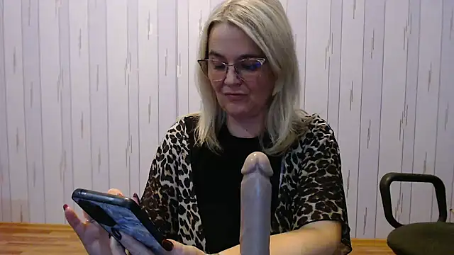 Snapshot of EleanoraDream chatting on November 6, 2:54 pm EleanoraDream online show from November 6, 2:54 pm