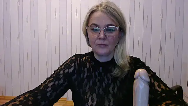 Snapshot of EleanoraDream chatting on October 13, 2:40 pm EleanoraDream online show from October 13, 2:40 pm