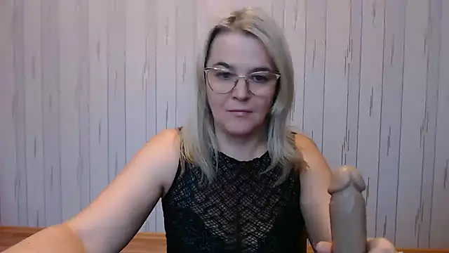 Snapshot of EleanoraDream chatting on November 11, 6:19 am EleanoraDream online show from November 11, 6:19 am