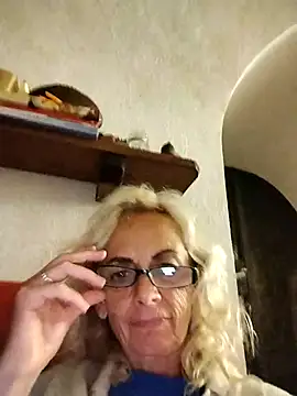 Snapshot of clarabell4 chatting on October 10, 8:20 pm clarabell4 online show from October 10, 8:20 pm