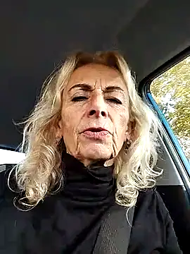 Snapshot of clarabell4 chatting on November 11, 8:31 am clarabell4 online show from November 11, 8:31 am