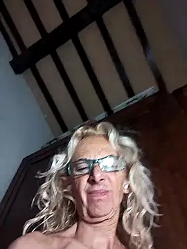 Snapshot of clarabell4 chatting on November 27, 6:47 am clarabell4 online show from November 27, 6:47 am