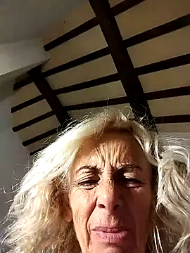 Snapshot of clarabell4 chatting on October 2, 5:44 am clarabell4 online show from October 2, 5:44 am