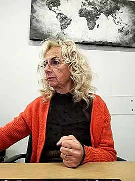 Snapshot of clarabell4 chatting on November 28, 8:36 am clarabell4 online show from November 28, 8:36 am