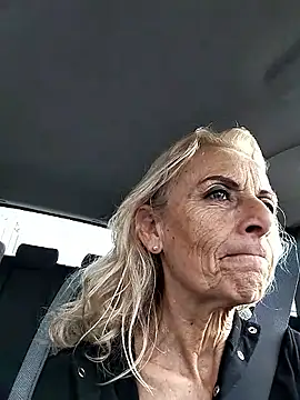 Snapshot of clarabell4 chatting on October 30, 8:12 am clarabell4 online show from October 30, 8:12 am