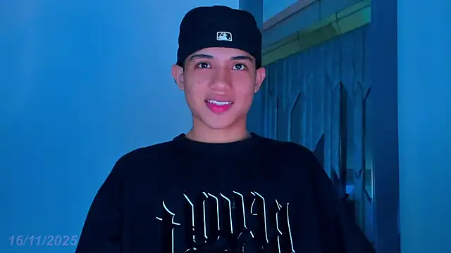 Snapshot of Sebax_Young chatting on November 16, 8:24 pm Sebax Young online show from November 16, 8:24 pm