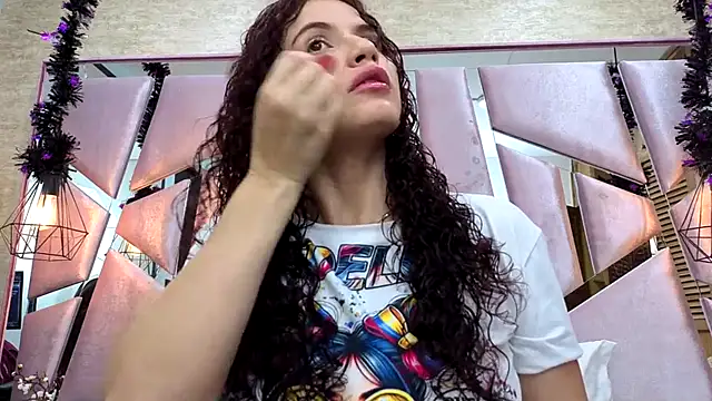 ThaliaCross online show from November 18, 8:01 pm