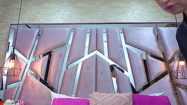 Snapshot of ThaliaCross chatting on February 11, 7:36 pm ThaliaCross online show from February 11, 7:36 pm