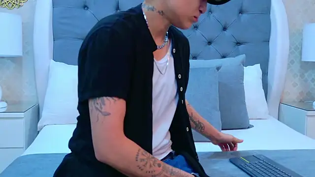 ZoeKrug online show from November 1, 12:10 pm