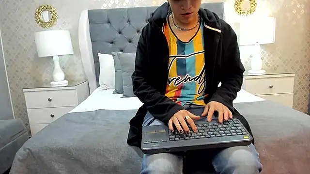 Snapshot of ZoeKrug chatting on October 10, 11:55 am ZoeKrug online show from October 10, 11:55 am