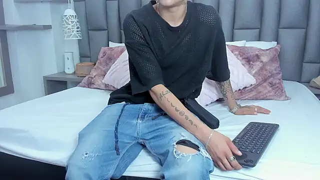 ZoeKrug online show from February 19, 12:13 pm