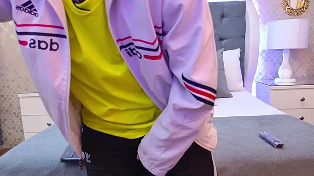 ZoeKrug online show from November 18, 11:35 am