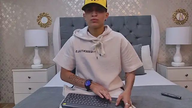 ZoeKrug online show from November 6, 11:36 am