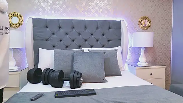 ZoeKrug online show from December 17, 11:48 am