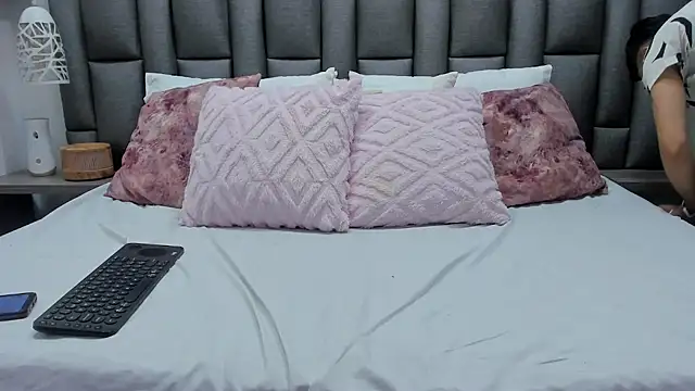 ZoeKrug online show from February 21, 1:13 pm