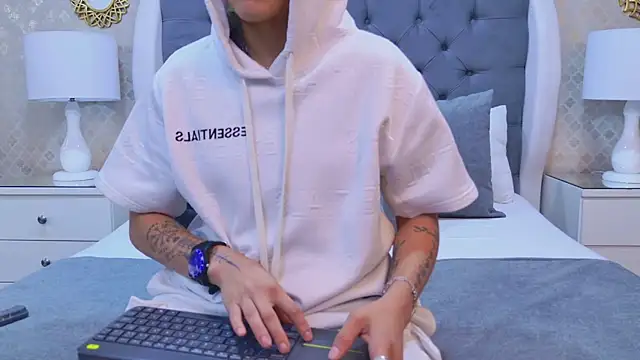 ZoeKrug online show from October 29, 12:04 pm