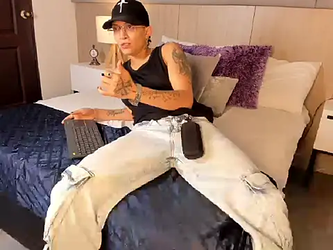 ZoeKrug online show from February 12, 1:00 pm