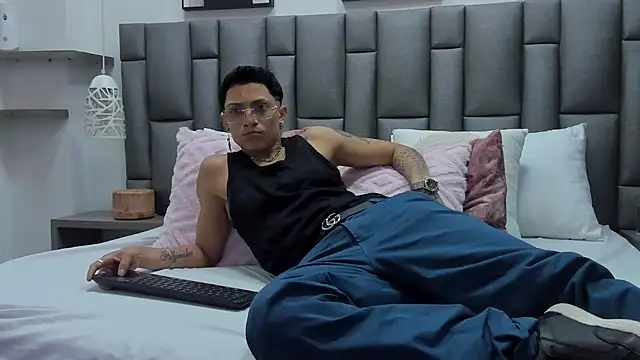 ZoeKrug online show from February 28, 12:27 pm