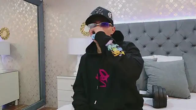 ZoeKrug online show from January 7, 7:08 pm