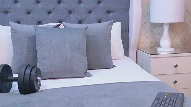 ZoeKrug online show from November 7, 11:48 am