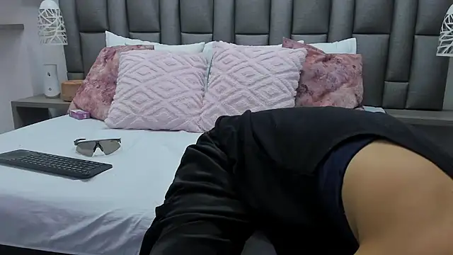 ZoeKrug online show from February 23, 12:28 pm