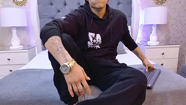 ZoeKrug online show from November 17, 11:58 am