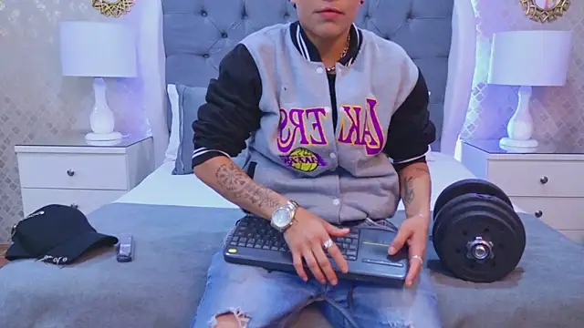 ZoeKrug online show from December 5, 11:42 am