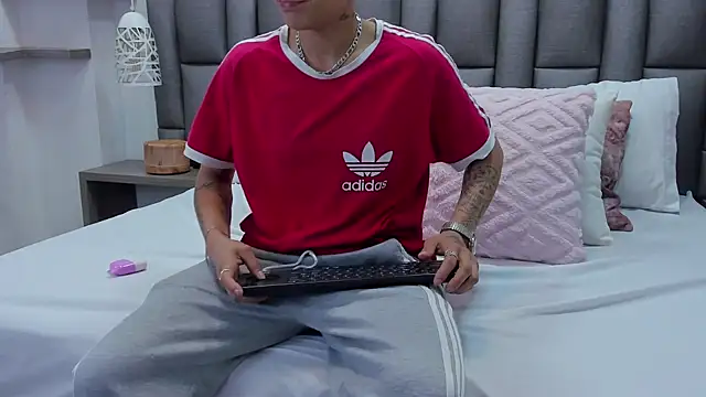 ZoeKrug online show from March 3, 12:12 pm