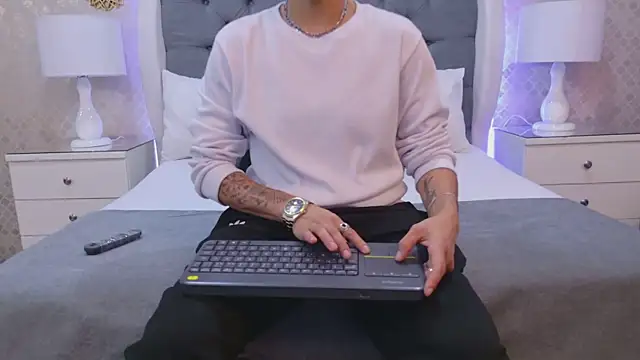 ZoeKrug online show from November 24, 8:53 pm