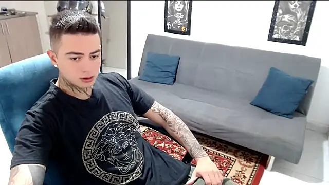 Snapshot of santii_ss chatting on November 14, 3:15 pm santii ss online show from November 14, 3:15 pm