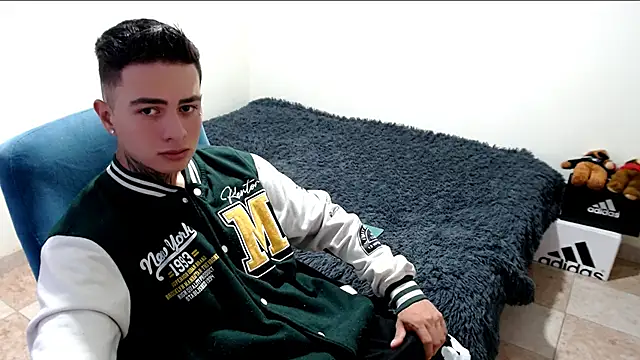 Snapshot of santii_ss chatting on October 29, 1:43 pm santii ss online show from October 29, 1:43 pm