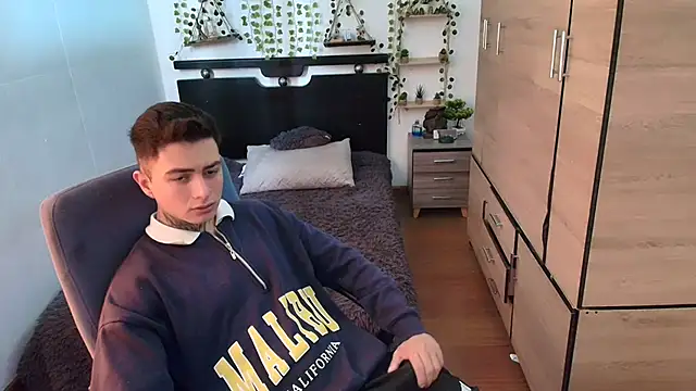 Snapshot of santii_ss chatting on May 10, 2:19 pm santii ss online show from May 10, 2:19 pm