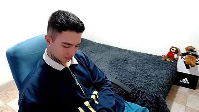 Snapshot of santii_ss chatting on October 22, 3:33 pm santii ss online show from October 22, 3:33 pm