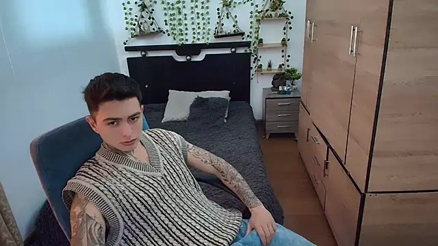 Snapshot of santii_ss chatting on May 13, 2:24 pm santii ss online show from May 13, 2:24 pm