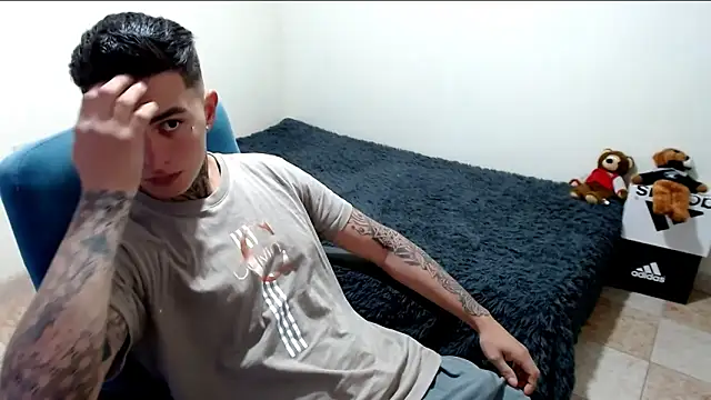 Snapshot of santii_ss chatting on October 25, 4:29 pm santii ss online show from October 25, 4:29 pm